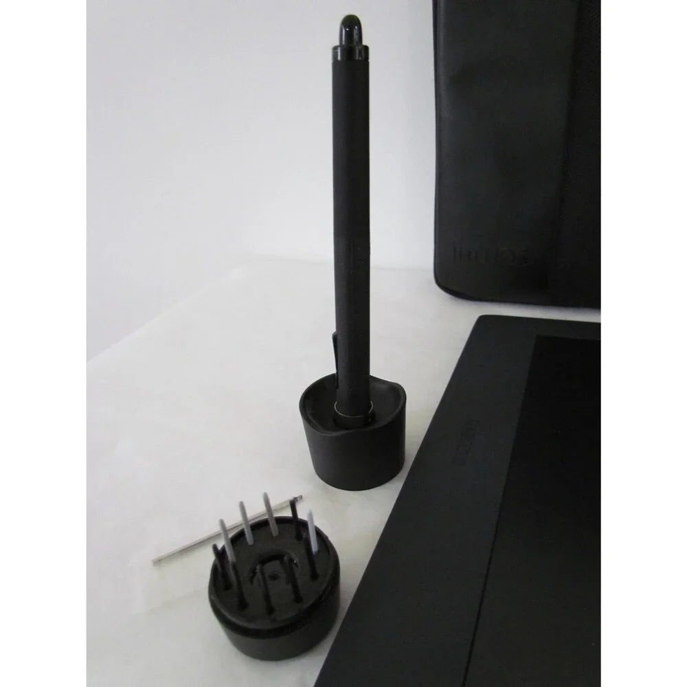 Wacom Intuos5 Touch Medium Drawing Tablet PTH-650 Complete w Pen Stand Case EUC
